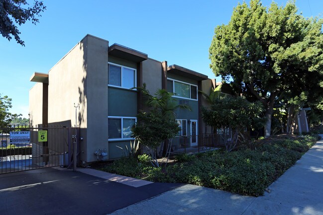 6120 Decena Dr in San Diego, CA - Foto de edificio - Building Photo