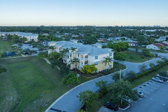 The Courts at Village Square in Delray Beach, FL - Building Photo - Building Photo