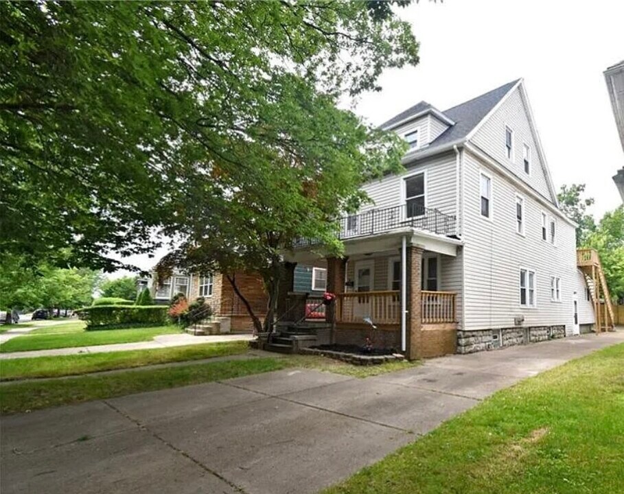 28 Red Jacket Pky, Unit Lower in Buffalo, NY - Building Photo