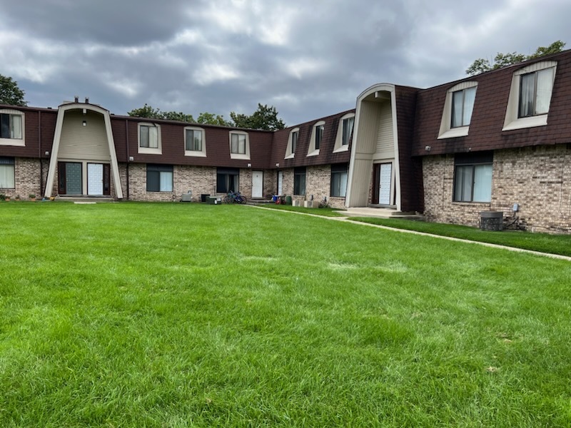 Adams Lake Apartments in Waterford, MI - Building Photo