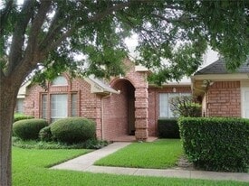 2609 Classic Ct E in Bedford, TX - Building Photo