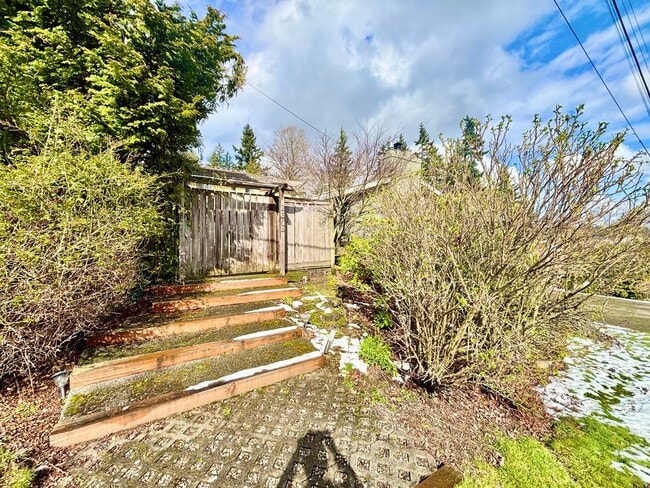 2304 100th Ave NE in Bellevue, WA - Building Photo - Building Photo