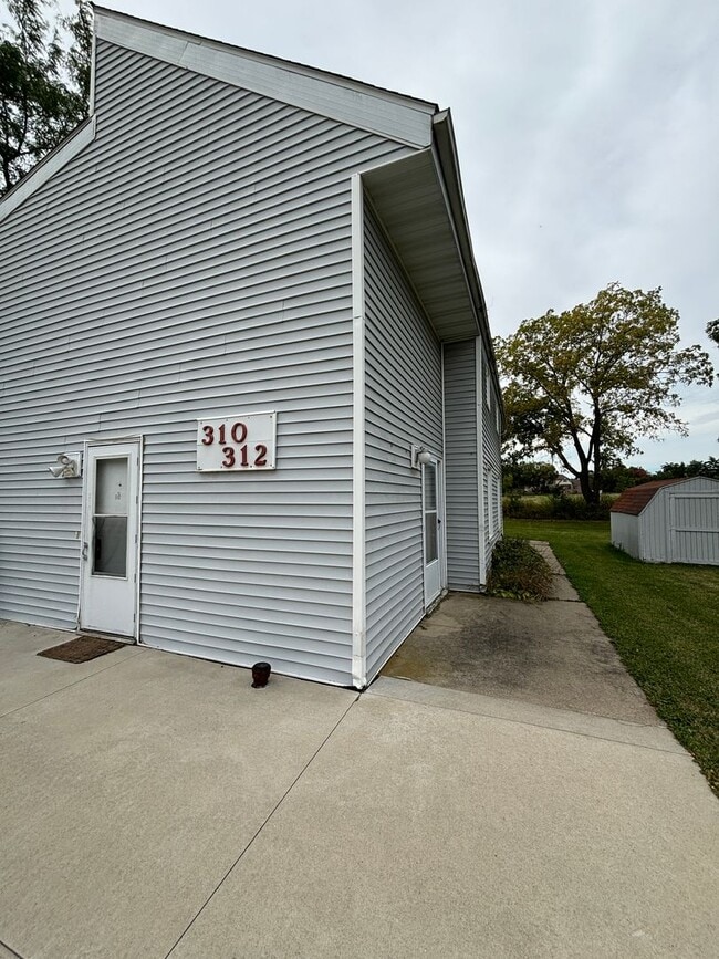 312 N Genevieve St in Cedar Falls, IA - Building Photo - Building Photo