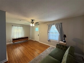 521 S Oak Ave in Luling, TX - Building Photo - Building Photo