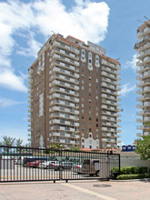 Malaga Towers in Hallandale Beach, FL - Building Photo - Building Photo