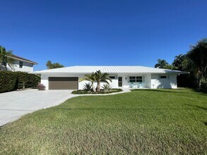8585 SE Palm St in Hobe Sound, FL - Building Photo - Building Photo