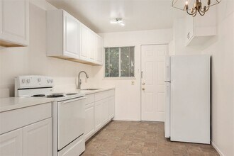1833 Clinton Ave in Alameda, CA - Building Photo - Building Photo