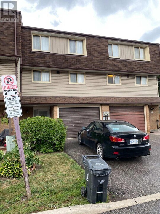 33 Yellow Birchway in Toronto, ON - Building Photo