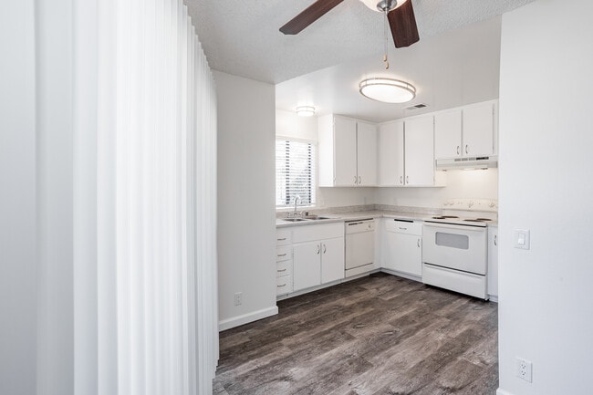 Highland Orchard Apartments in Placentia, CA - Foto de edificio - Interior Photo