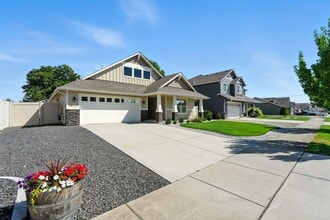 9553 N Prince William Lp in Hayden, ID - Foto de edificio - Building Photo