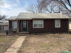 1401 Edgemoor Dr in El Dorado, KS - Building Photo