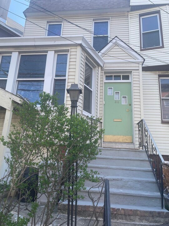 216 Summit Ave in Jersey City, NJ - Building Photo