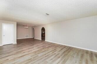 13081 Hanley Dr in Spring Hill, FL - Foto de edificio - Building Photo