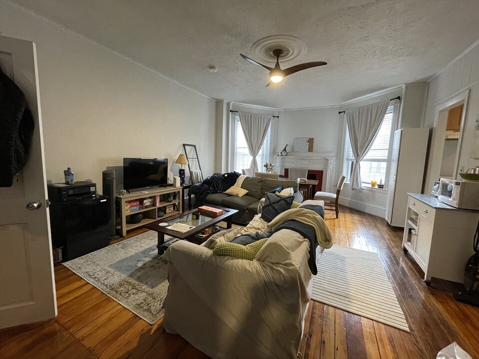 916 Beacon St, Unit 3 in Boston, MA - Building Photo