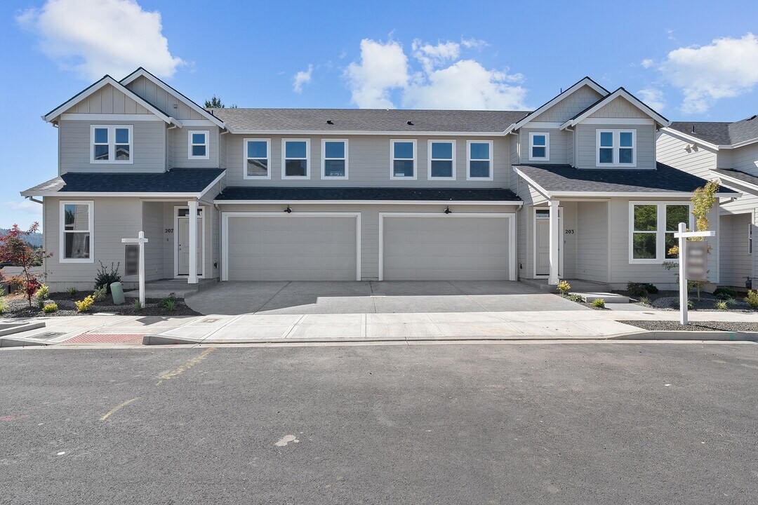 203 SE Acacia Dr in Gresham, OR - Building Photo