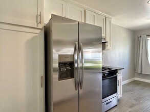 17132 Emerald Ln, Unit B in Huntington Beach, CA - Building Photo - Building Photo