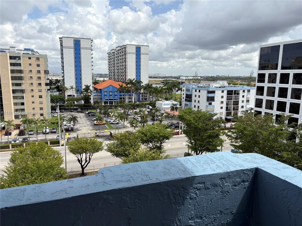 5050 NW 7th St in Miami, FL - Building Photo