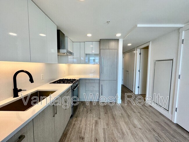 1588 Ellis St in Kelowna, BC - Building Photo - Building Photo