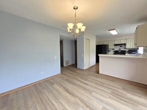 8 E Shag Bark Ln in Streamwood, IL - Building Photo - Building Photo