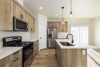 3322 N Cole Rd in Boise, ID - Building Photo - Building Photo