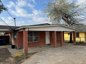 3413 Pine St in Laredo, TX - Building Photo