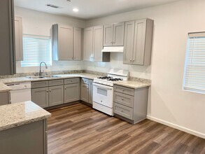 1326 S Santa Fe St in Visalia, CA - Building Photo - Building Photo