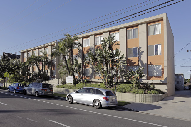 Mediterranean in Torrance, CA - Foto de edificio - Building Photo