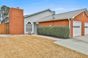 215 Courtyard Ln in Fayetteville, GA - Building Photo