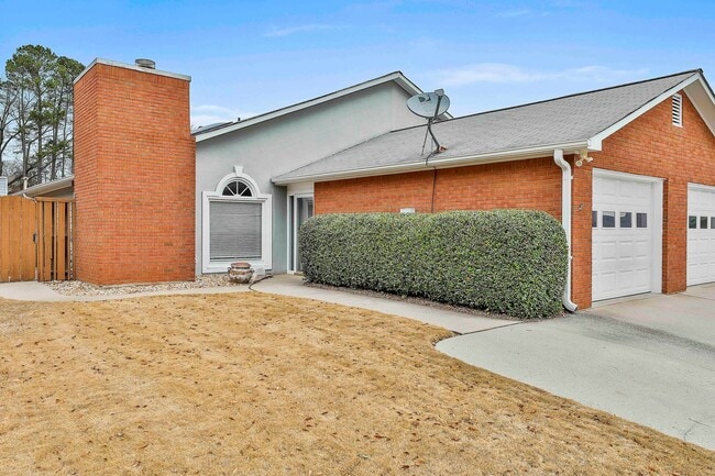 property at 215 Courtyard Ln