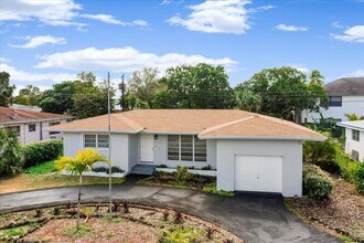 1060 NE 166th St in North Miami Beach, FL - Building Photo - Building Photo