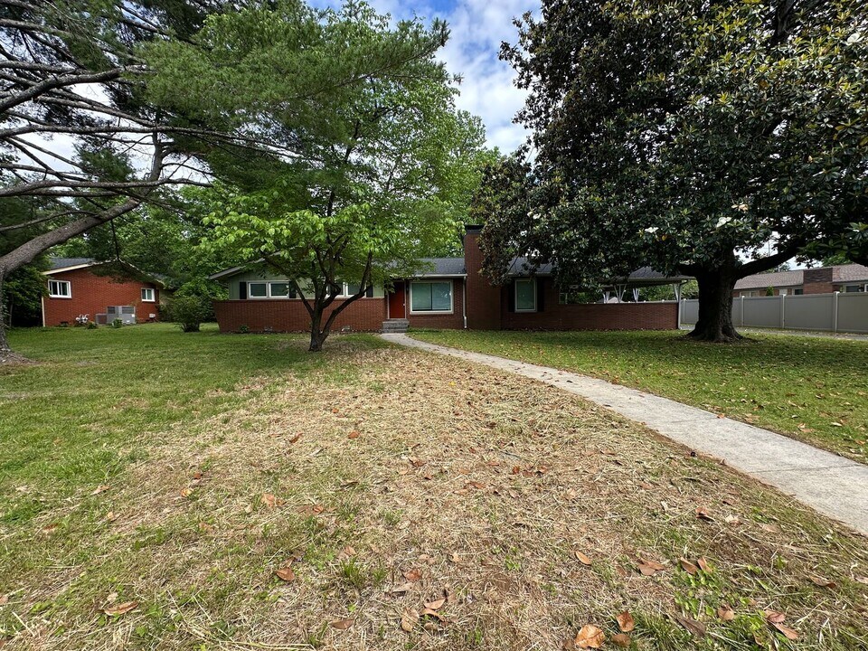 1006 Scottland Dr in Murfreesboro, TN - Building Photo