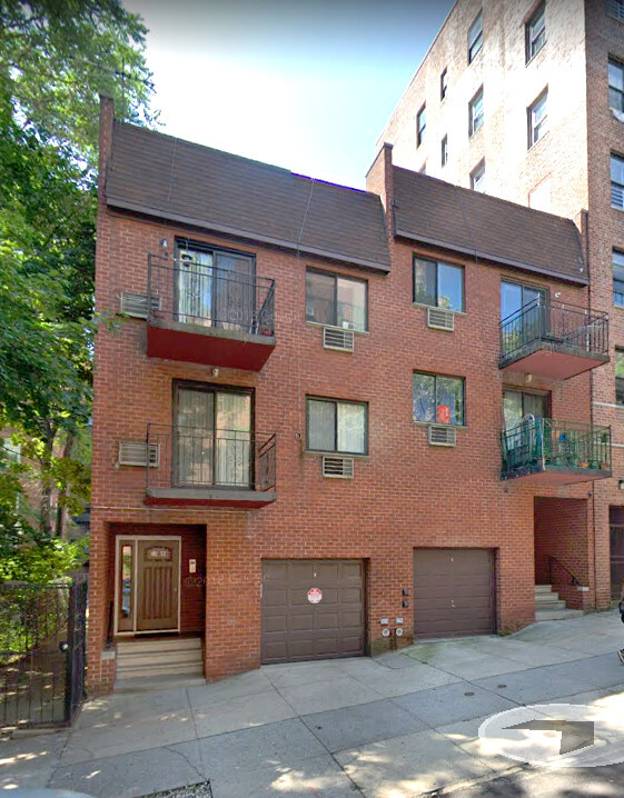 10252 67th Rd in Forest Hills, NY - Building Photo