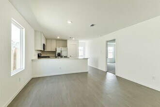 12006 Noble Wood Vlg in Magnolia, TX - Foto de edificio - Building Photo