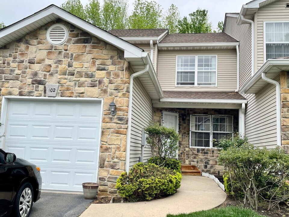 102 Falcongate Dr in Monmouth Junction, NJ - Building Photo