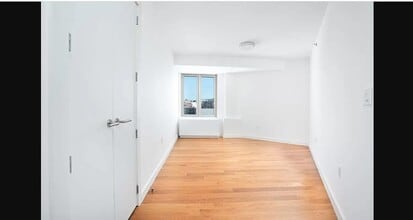 31-43 Vernon Blvd in Queens, NY - Building Photo - Building Photo