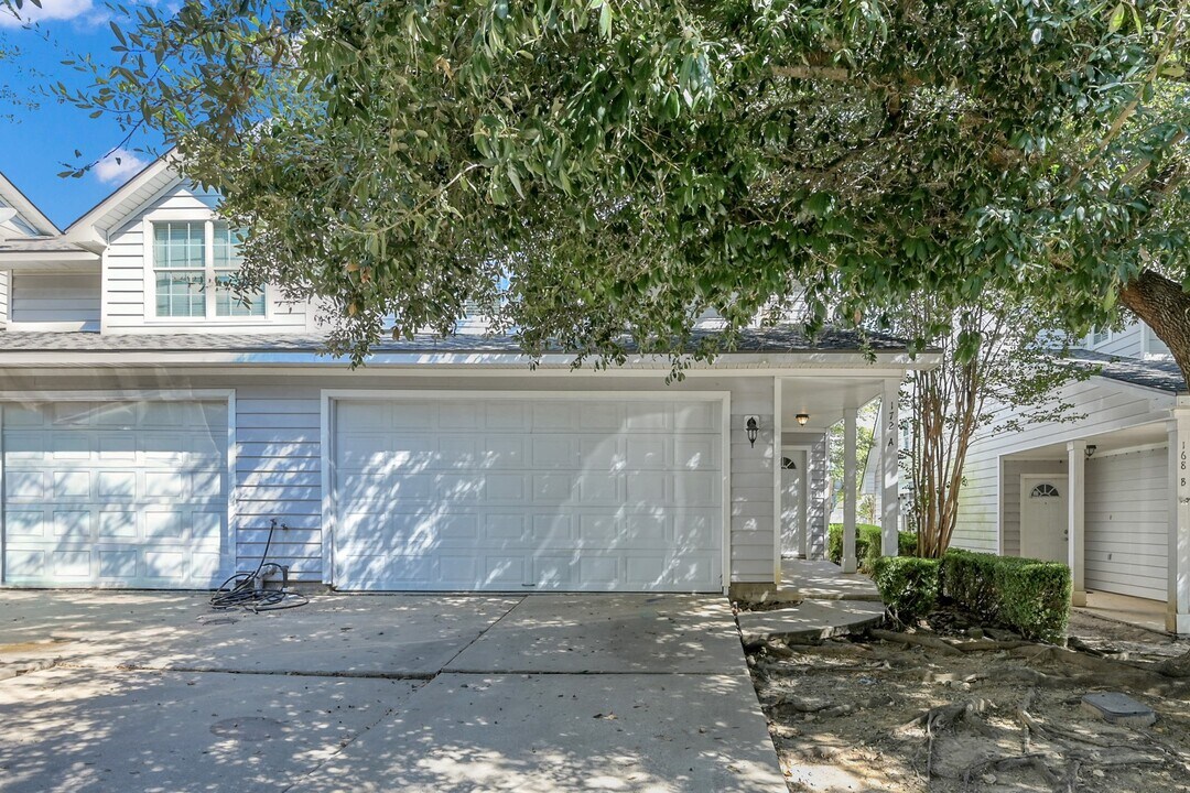 172 Binnacle Ct in Willis, TX - Building Photo