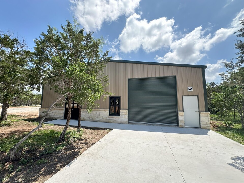 214 Hunters Grove Ct-Unit -19 in Spicewood, TX - Building Photo