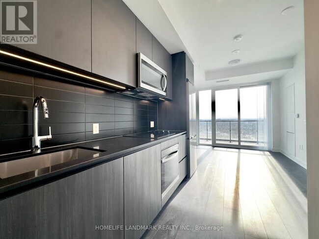 5858 Yonge St in Toronto, ON - Building Photo - Building Photo