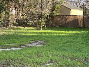 211 E Kingsbury St in Seguin, TX - Building Photo - Building Photo