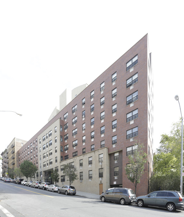 900 Ogden Ave in Bronx, NY - Building Photo