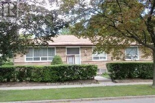 133 Meadowbank Rd in Toronto, ON - Building Photo