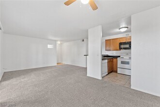 9325 W Desert Inn Rd in Las Vegas, NV - Building Photo - Building Photo