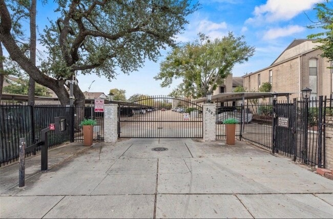 property at 2021 Spenwick Dr