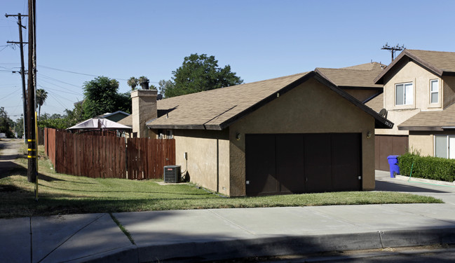 11997-11999 California St in Yucaipa, CA - Foto de edificio - Building Photo