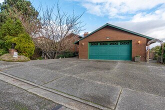 1090 SW Fleet St in Oak Harbor, WA - Building Photo - Building Photo