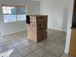 5648 Meikle Ln in Las Vegas, NV - Foto de edificio - Building Photo