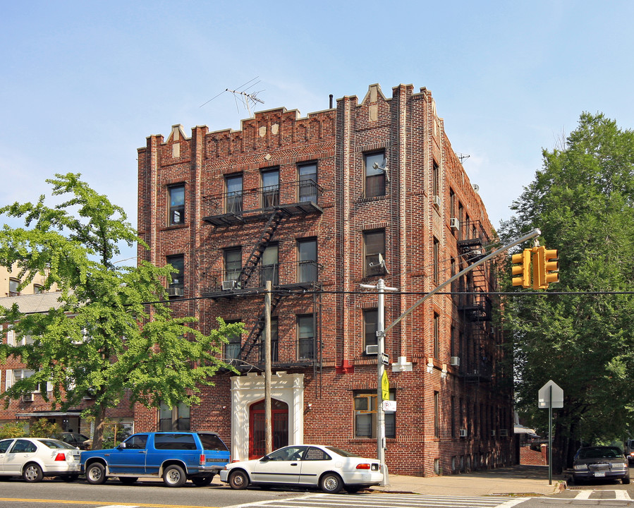 89-19 32nd Ave in Flushing, NY - Building Photo