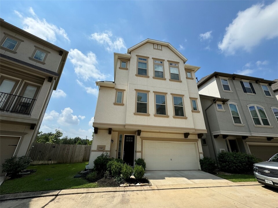 2018 Royal Landing Dr in Houston, TX - Building Photo