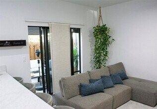 315 NE 208th Terrace in North Miami Beach, FL - Building Photo - Building Photo