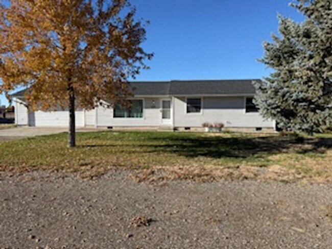 379 Lawndale Dr in Spring Creek, NV - Building Photo - Building Photo